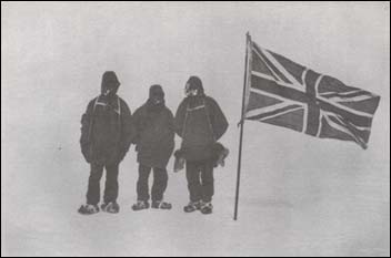 Shackleton (die de foto nam), Adams, Marshall en Wild bereiken 88°23' zuiderbreedte