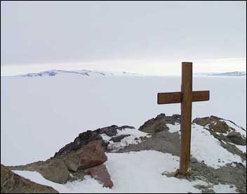 Kruis op Observation Hill (Ross Island) ter nagedachtenis van Robert Falcon Scott en zijn vier gestorven metgezellen