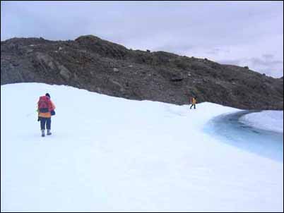 Trajer Ridge is een sneeuw-ijstong die zich een tiental kilometer ver de Vestfold Hills inboort